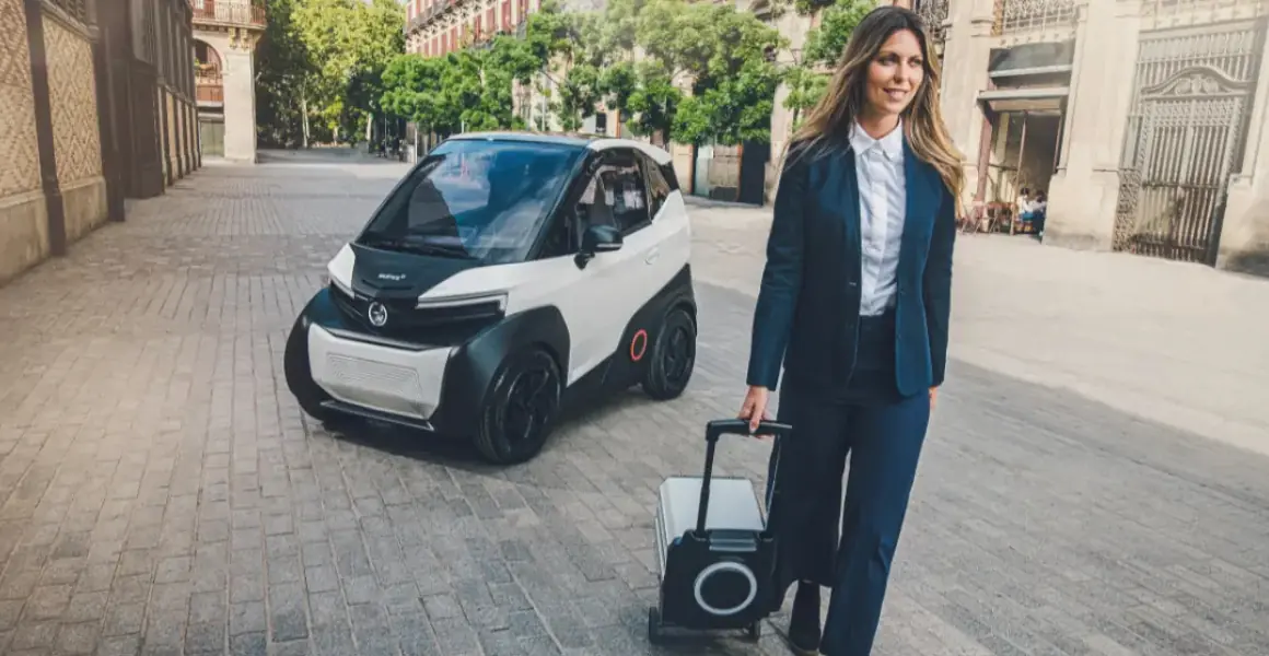 Jeune femme transportant la batterie de la Silence S04