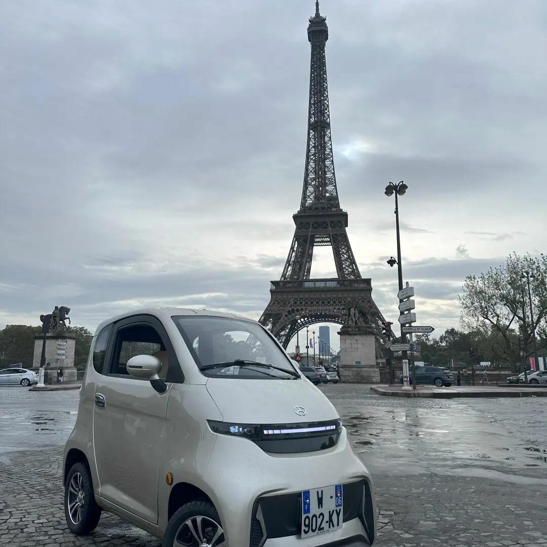 LI-BELLULE Grande Autonomie – voiture sans permis électrique – devant la tour Eiffel, vue de face