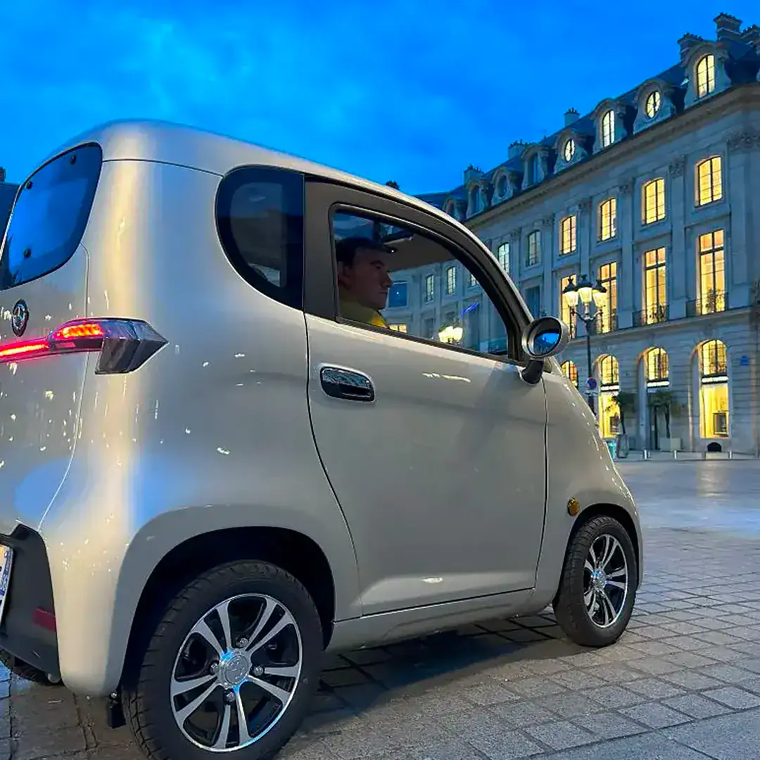 LI-BELLULE Grande Autonomie – voiture sans permis électrique – à Paris de nuit, vue arrière