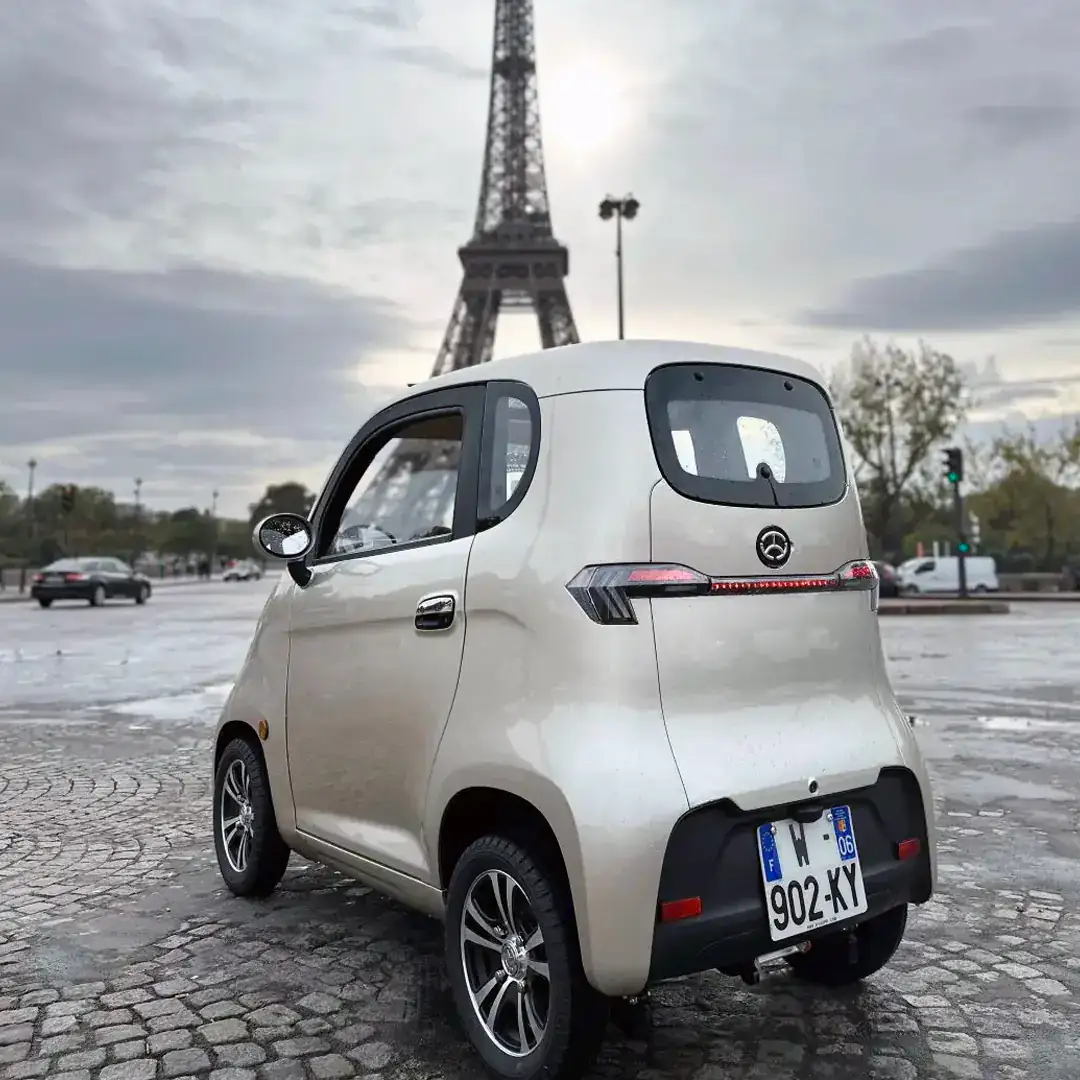 LI-BELLULE Grande Autonomie – voiture sans permis électrique – stationnée à Paris, vue de profil