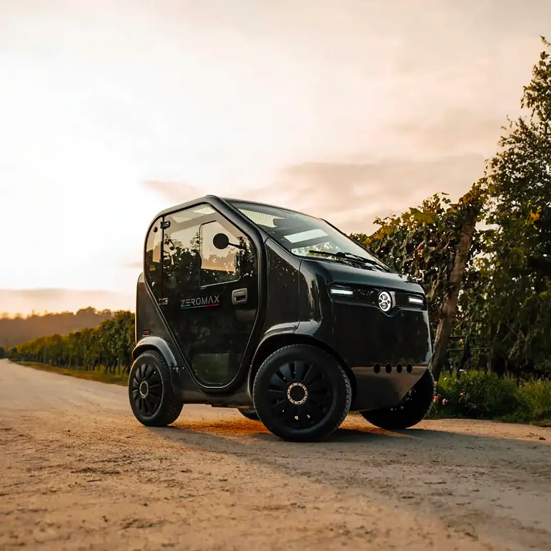 une tazzari zero max roulant le doit sur un chemin