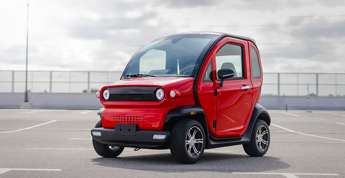 luqi ev300 rouge sur un parking