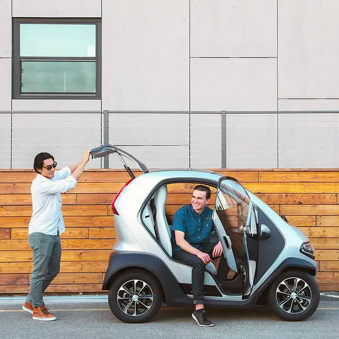 ELI Zéro Plus – voiture sans permis électrique – conducteur montant à bord en ville