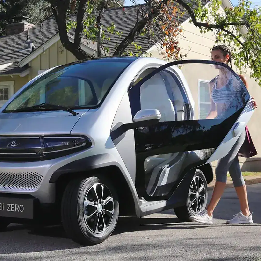ELI Zéro Plus – voiture sans permis électrique – en ville, vue avant