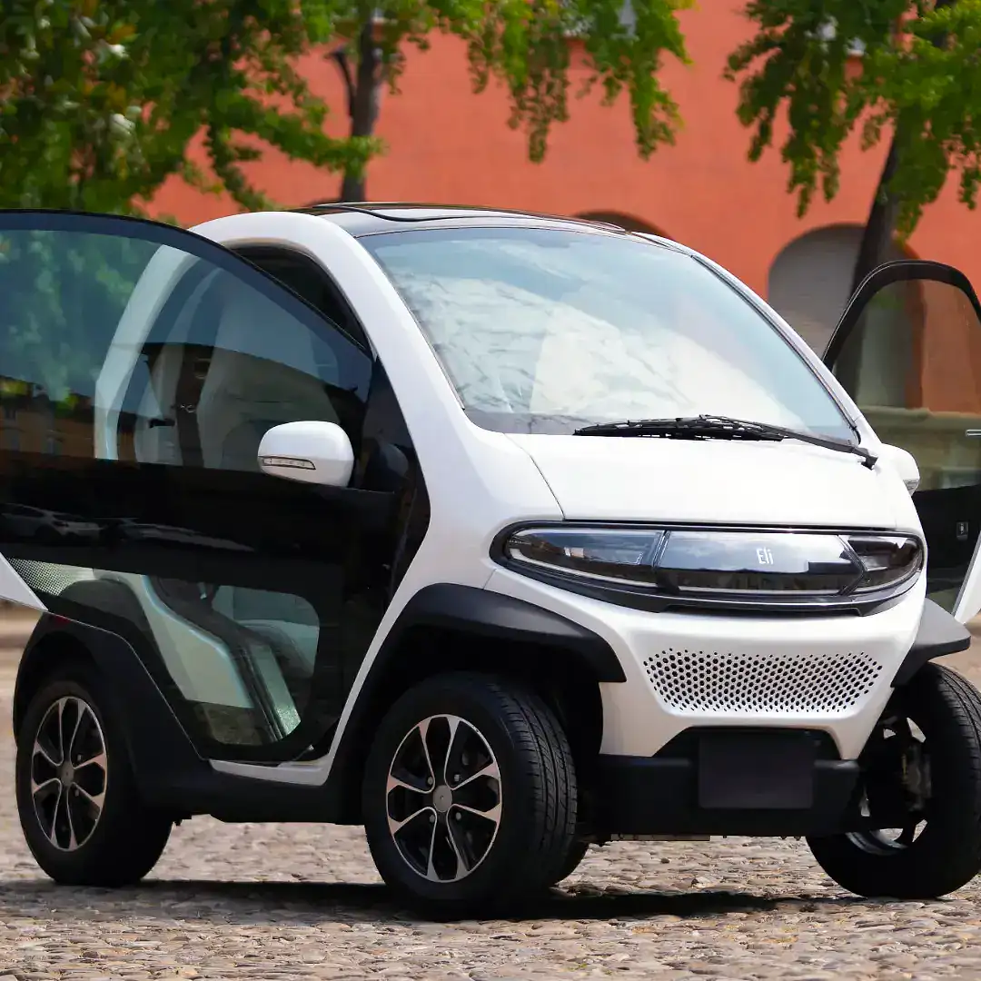 ELI Zéro Plus – voiture sans permis électrique – stationnée, vue de trois quarts