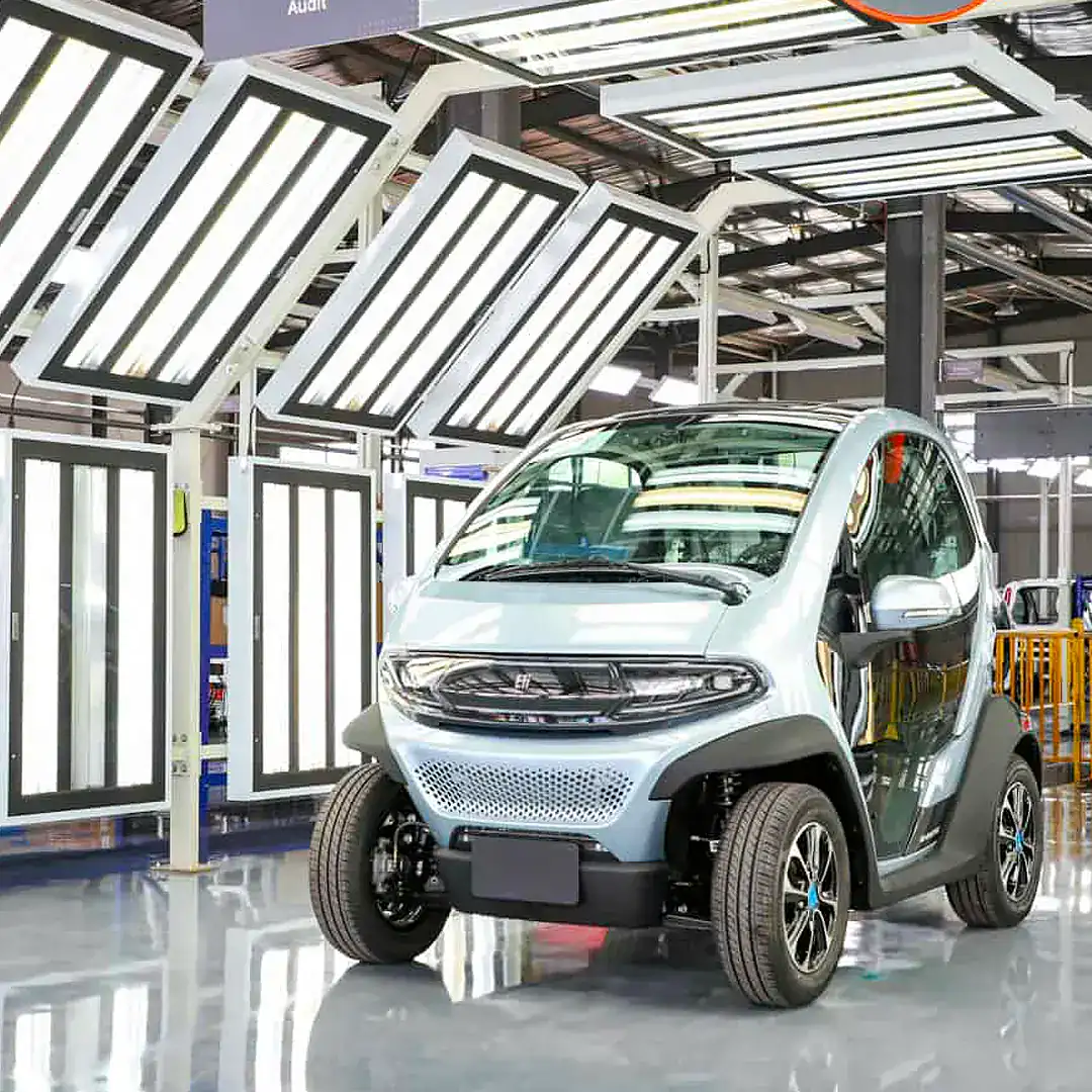 ELI Zéro Plus – voiture sans permis électrique – devant un bâtiment moderne
