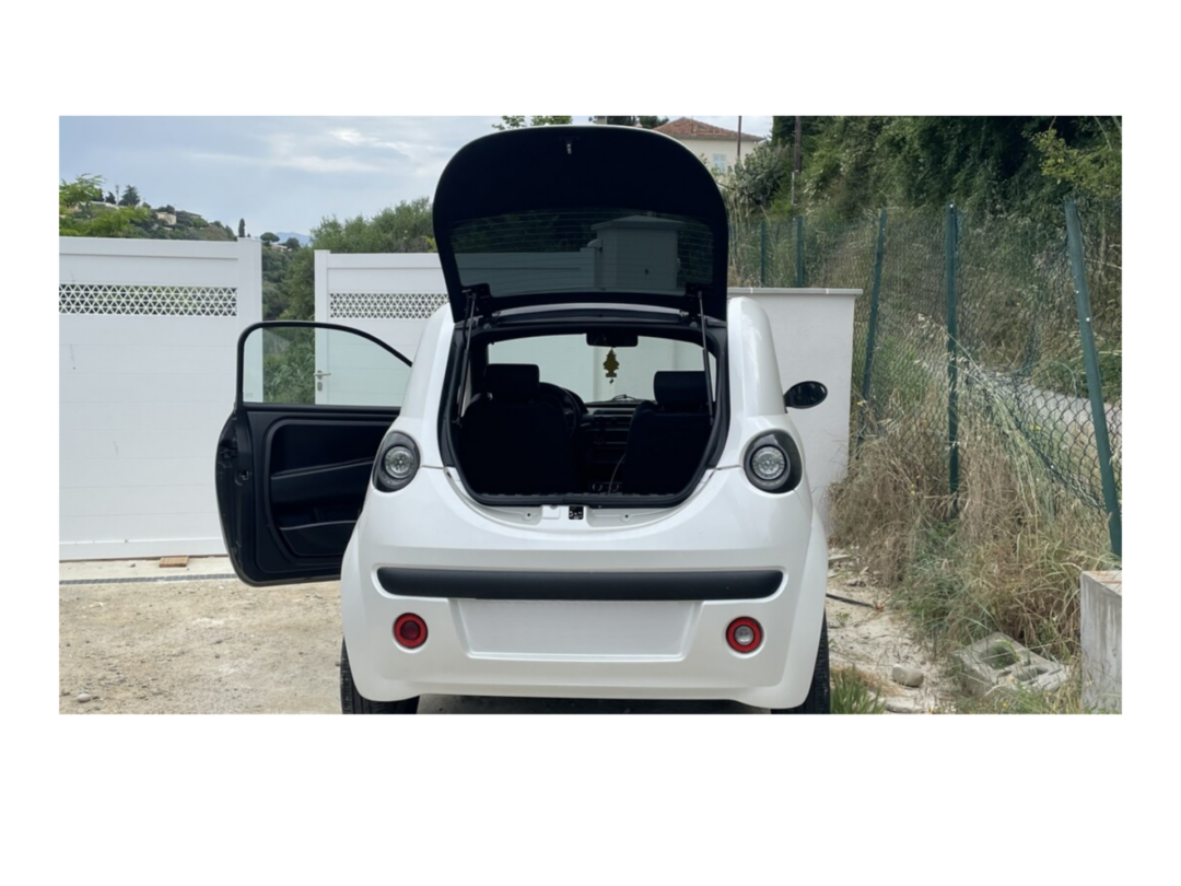 Microcar Due Blanc arrière coffre ouvert et porte gauche ouverte