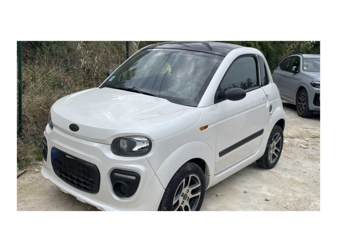 Microcar Due Blanc avant 3/4 gauche