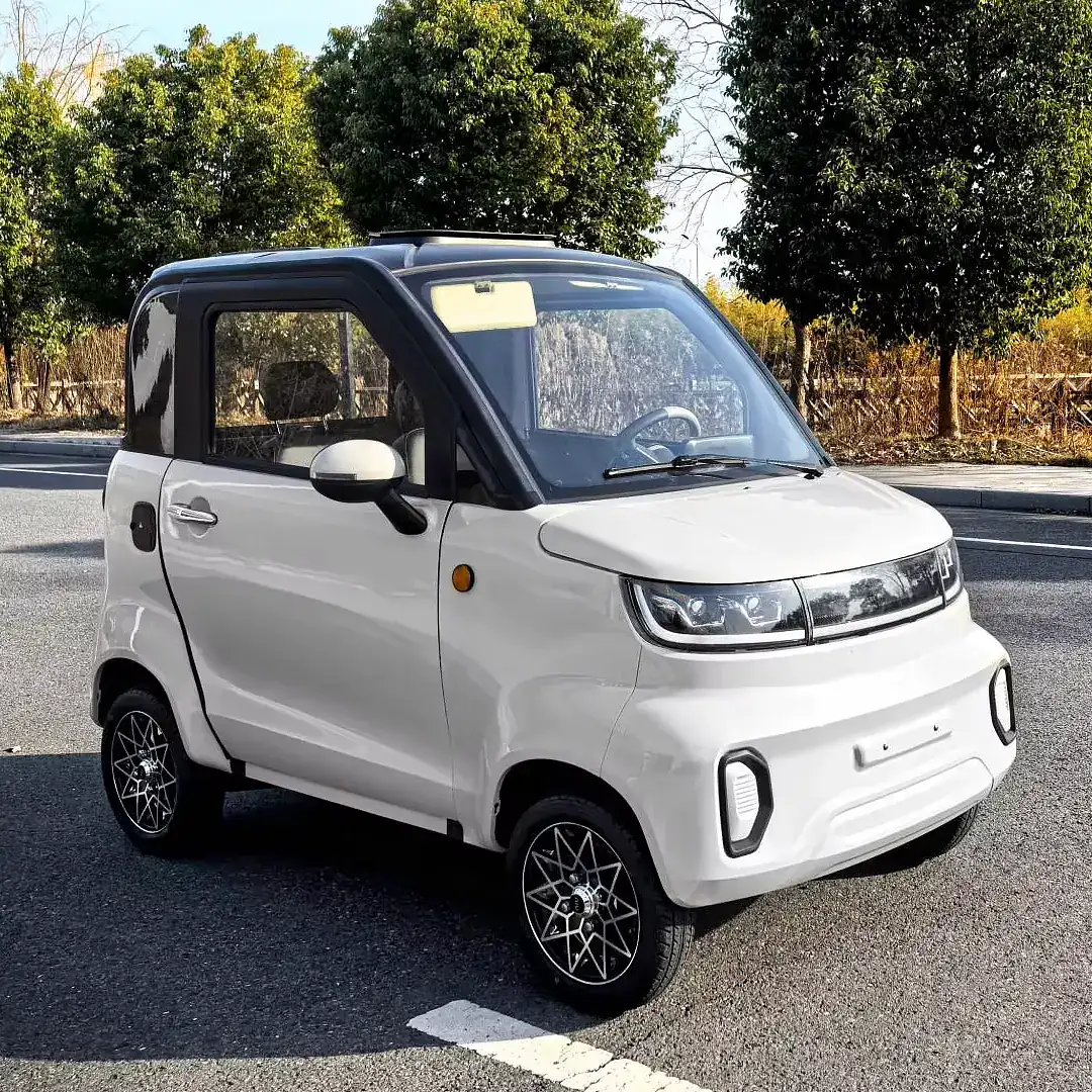 Location NIU MM500 – voiture sans permis électrique en Île-de-France – en extérieur, vue de trois quarts avant
