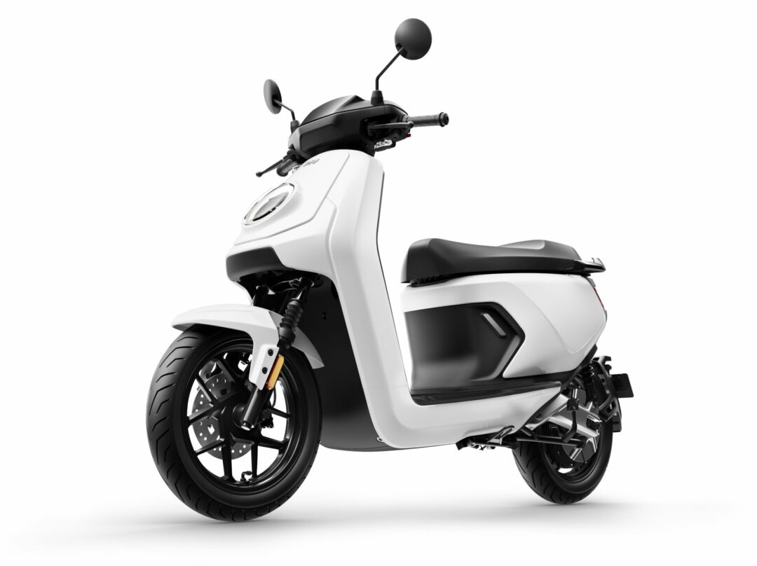 MQi GT 100_Front 45 Left_White