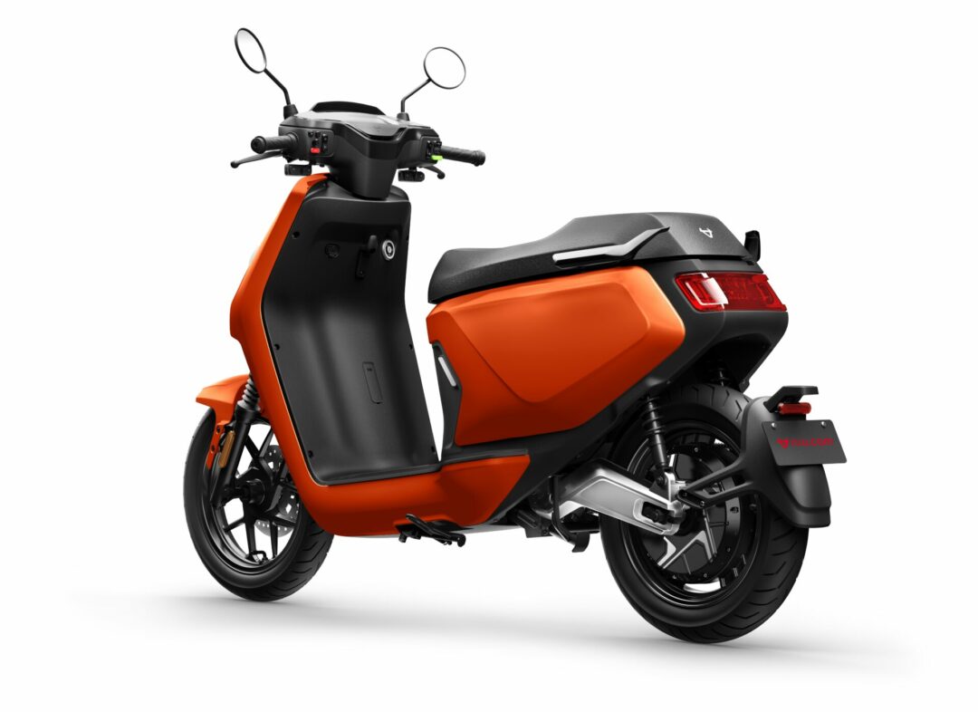 MQi GT 100_Rear 45 Left_Orange
