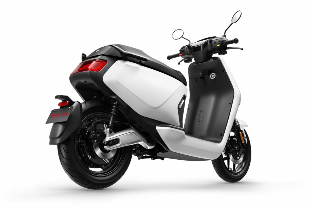 MQi GT 100_Rear 45 Right_White