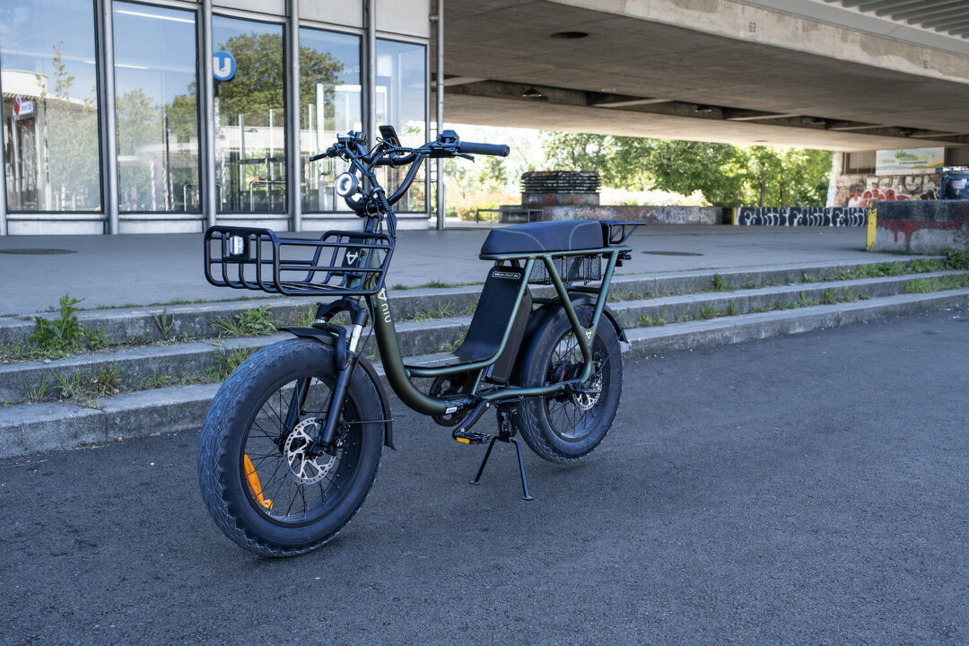 NIU BQi Utility 200, vélo cargo électrique compact pour livreurs, garé avec son panier avant chargé