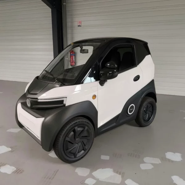 Silence S04 auto-école double commande blanche, voiture sans permis électrique vue de trois-quarts avant