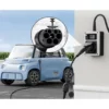 Adaptateur Type 2 branché sur une voiture sans permis en recharge