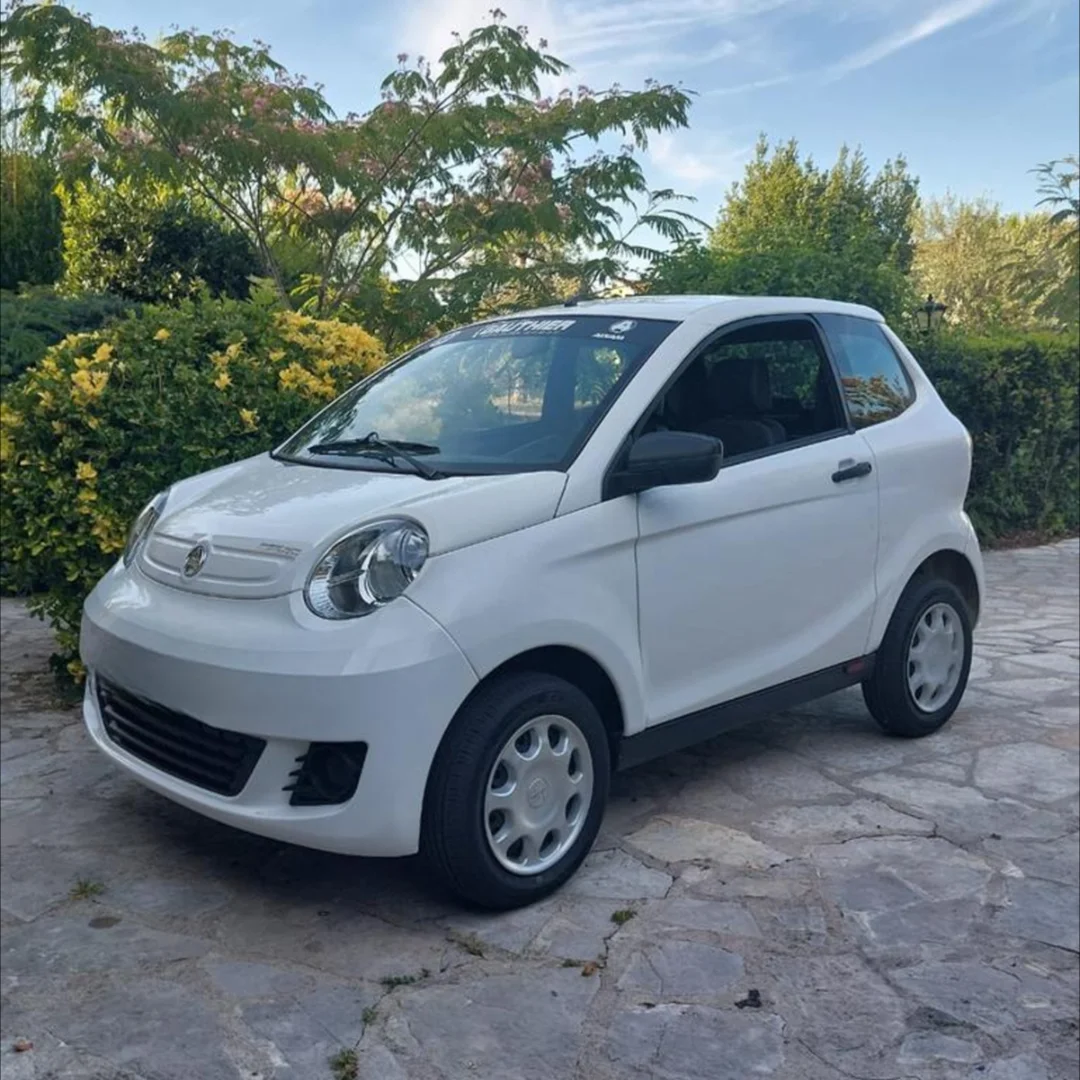 Aixam Minauto blanche occasion 2021 30 000 km – voiture sans permis – vue de trois quarts avant