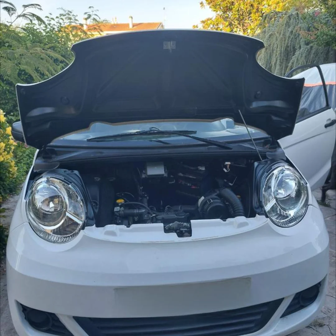Aixam Minauto blanche occasion 2021 30 000 km – voiture sans permis – capot ouvert, moteur