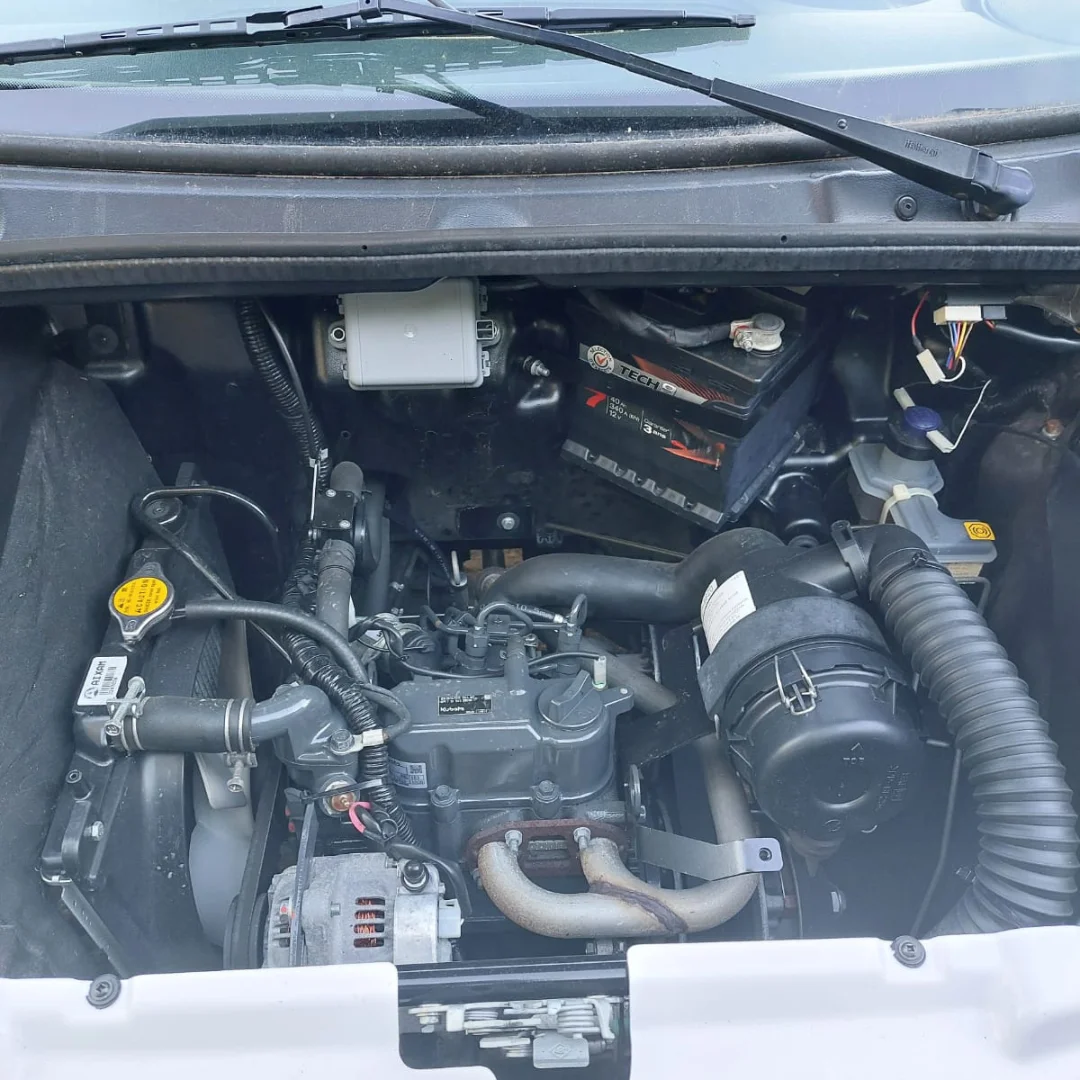 Aixam Minauto blanche occasion 2021 30 000 km – voiture sans permis – compartiment moteur