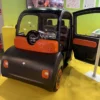 ASTRAUX AL7 – voiture électrique permis B1 – sur un salon, vue de trois quarts arrière