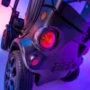BIRO Big Fast – voiture sans permis électrique – détail roue et carrosserie, ambiance néon