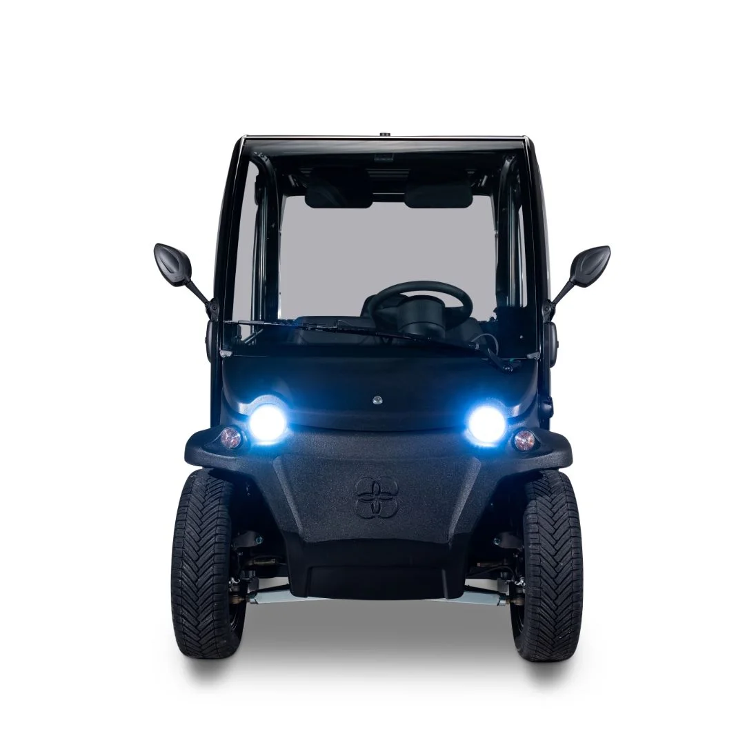 Biro Big noire occasion 2019 2 300 km – voiture sans permis électrique – vue de face, phares allumés