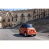 FIAT Topolino orange – voiture sans permis électrique – sur une place italienne