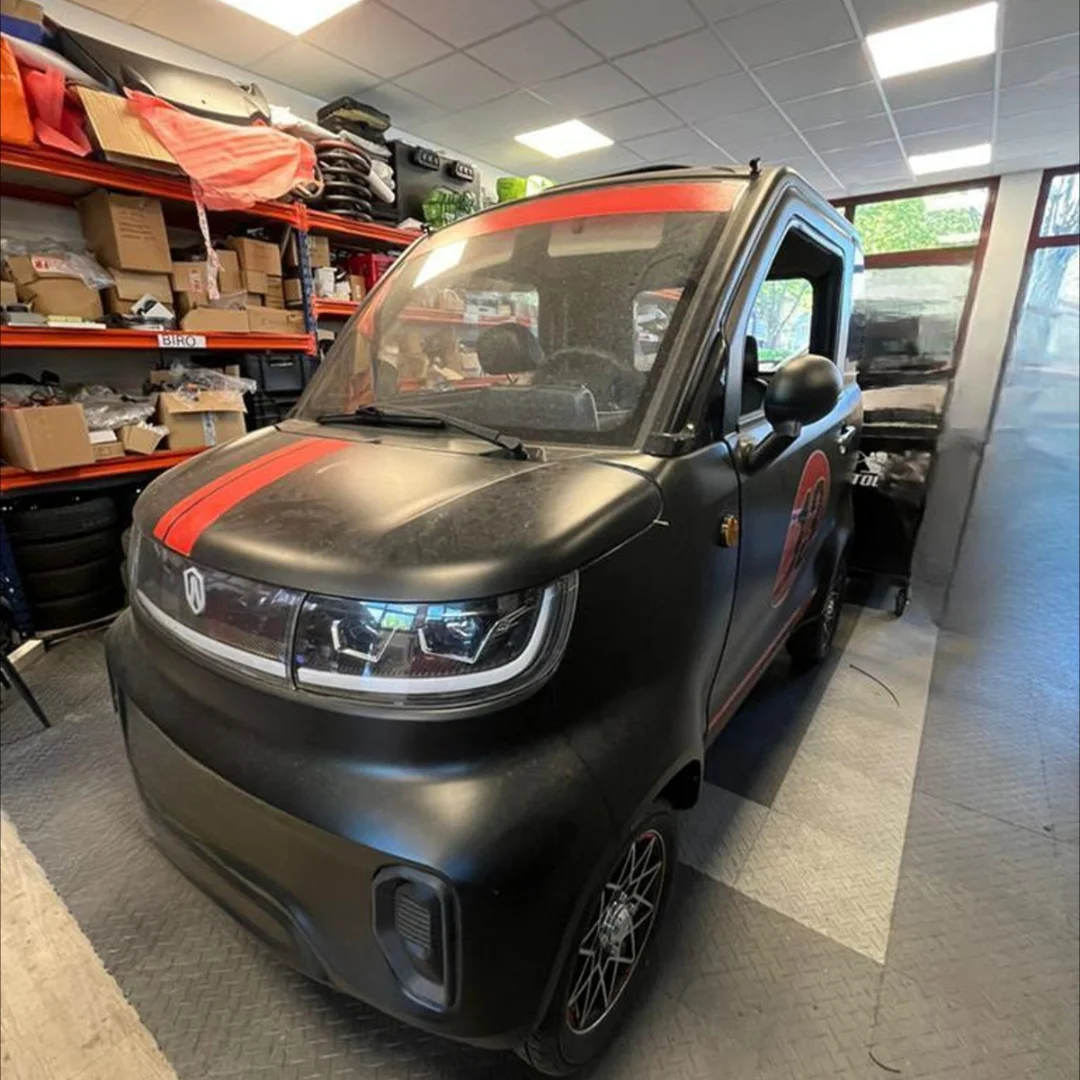 HAIBAO Nippon noire occasion 7 000 km – voiture sans permis – vue de trois quarts avant en showroom