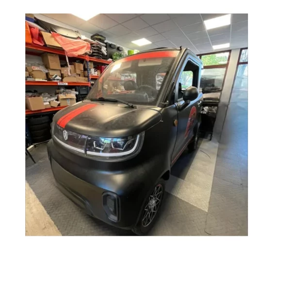 HAIBAO Nippon noire occasion 7 000 km – voiture sans permis – vue de trois quarts avant en showroom