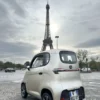 LI-BELLULE – voiture sans permis électrique – devant la tour Eiffel, vue de profil