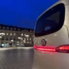 LI-BELLULE – voiture sans permis électrique – de nuit à Paris, vue arrière
