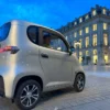 LI-BELLULE – voiture sans permis électrique – devant un monument parisien, vue de trois quarts