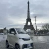 LI-BELLULE – voiture sans permis électrique – devant la tour Eiffel, vue de face
