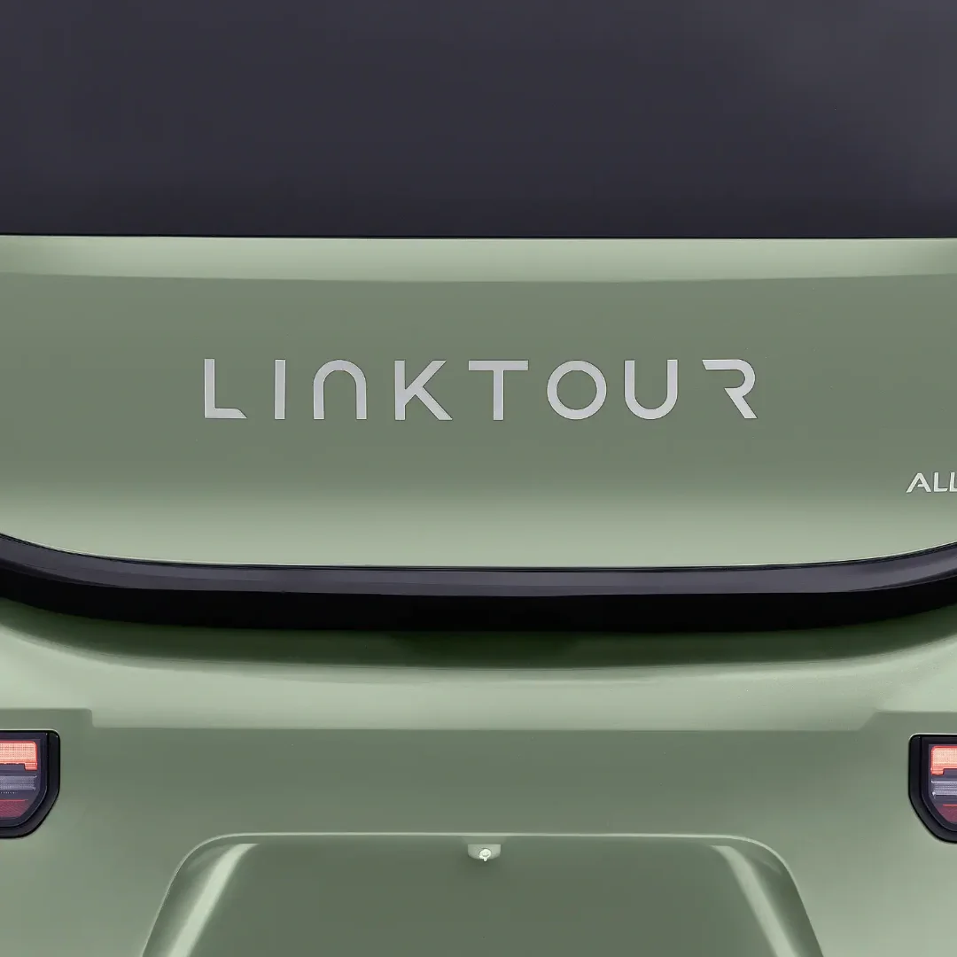 LINKTOUR Alumi – voiture sans permis électrique L6e – détail feu arrière, vert olive