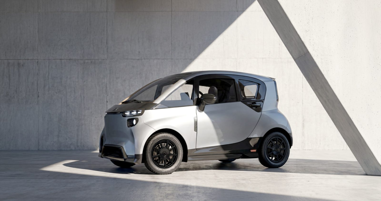 LIUX BIG Moon Silver, voiture électrique permis B1 vue de trois-quarts avant