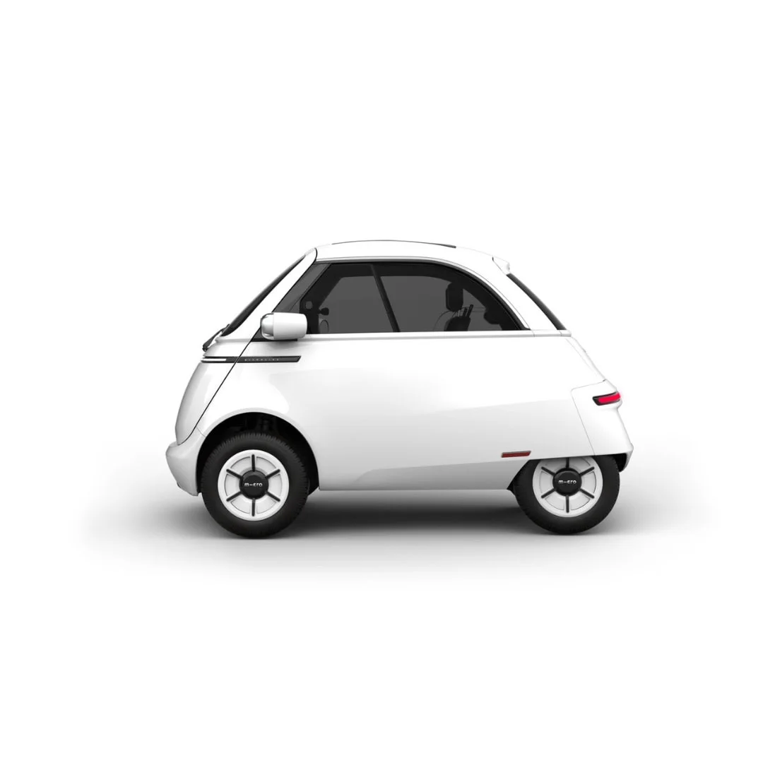 Location MICROLINO 3 mois – voiture électrique permis B1 blanche – vue de trois quarts avant, autre angle