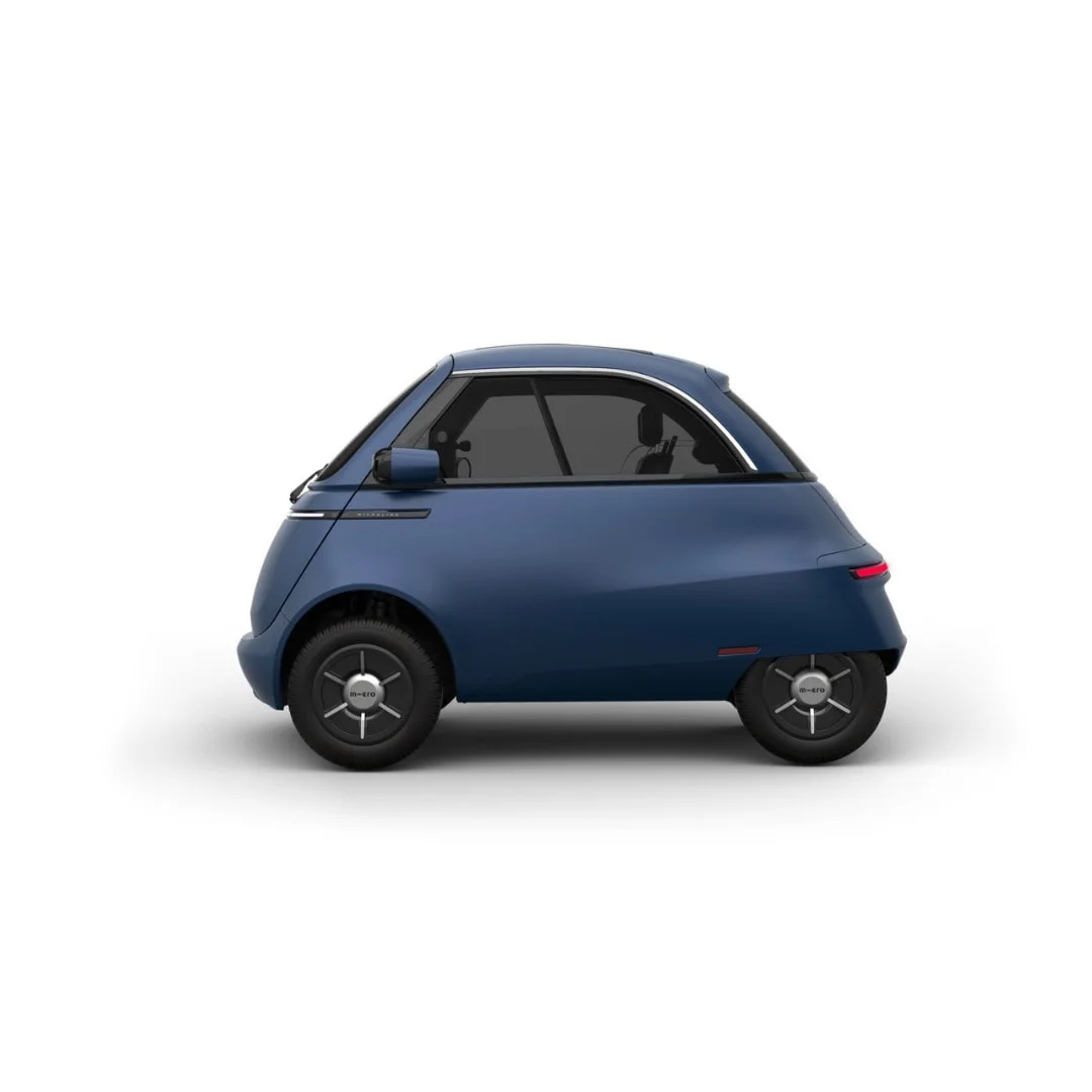 MICROLINO – voiture électrique permis B1 – vue de trois quarts avant, bleu marine