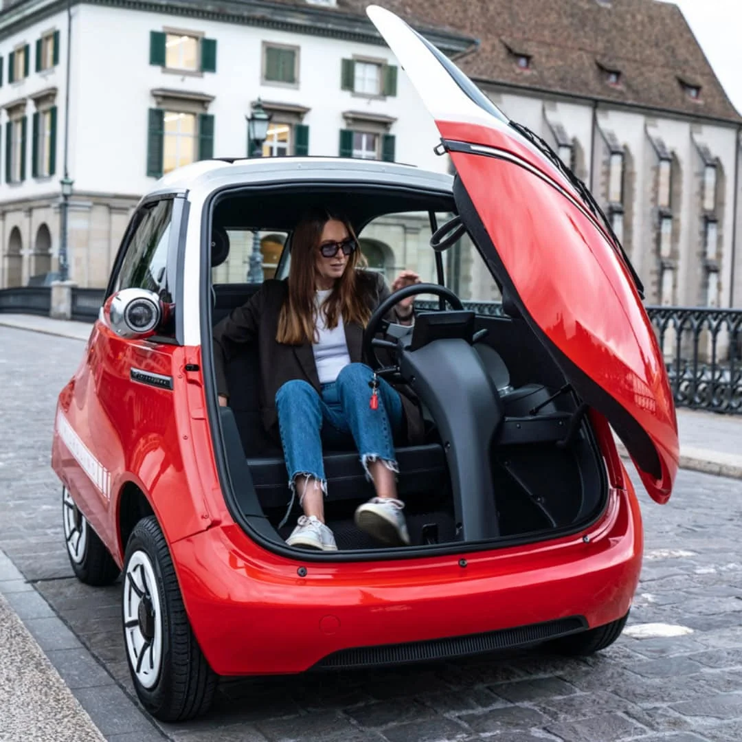 MICROLINO – voiture électrique permis B1 – couple à bord, porte avant ouverte
