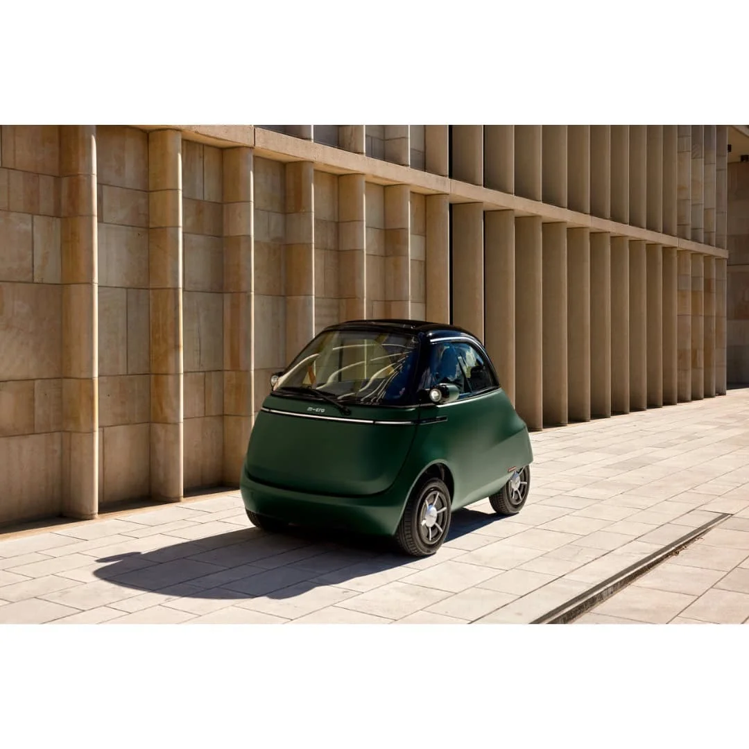 MICROLINO – voiture électrique permis B1 – vert foncé devant un mur, vue de profil