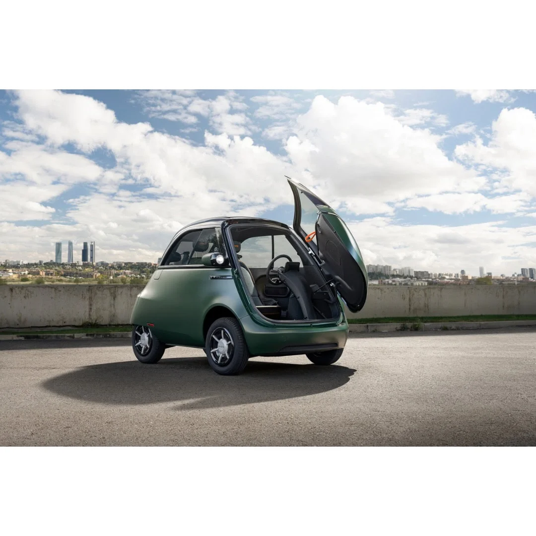 MICROLINO – voiture électrique permis B1 – hayon arrière ouvert en extérieur