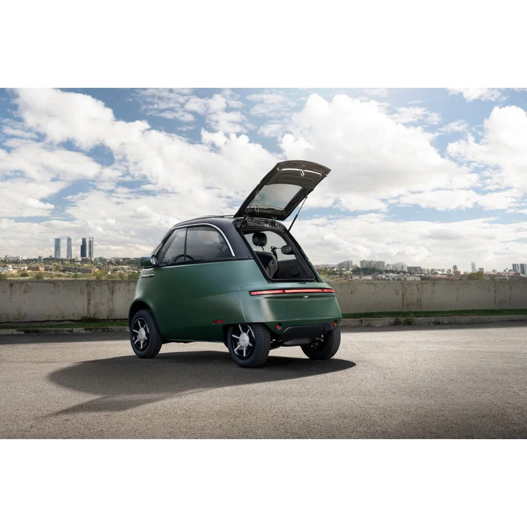 MICROLINO – voiture électrique permis B1 – coffre arrière ouvert, vue de trois quarts