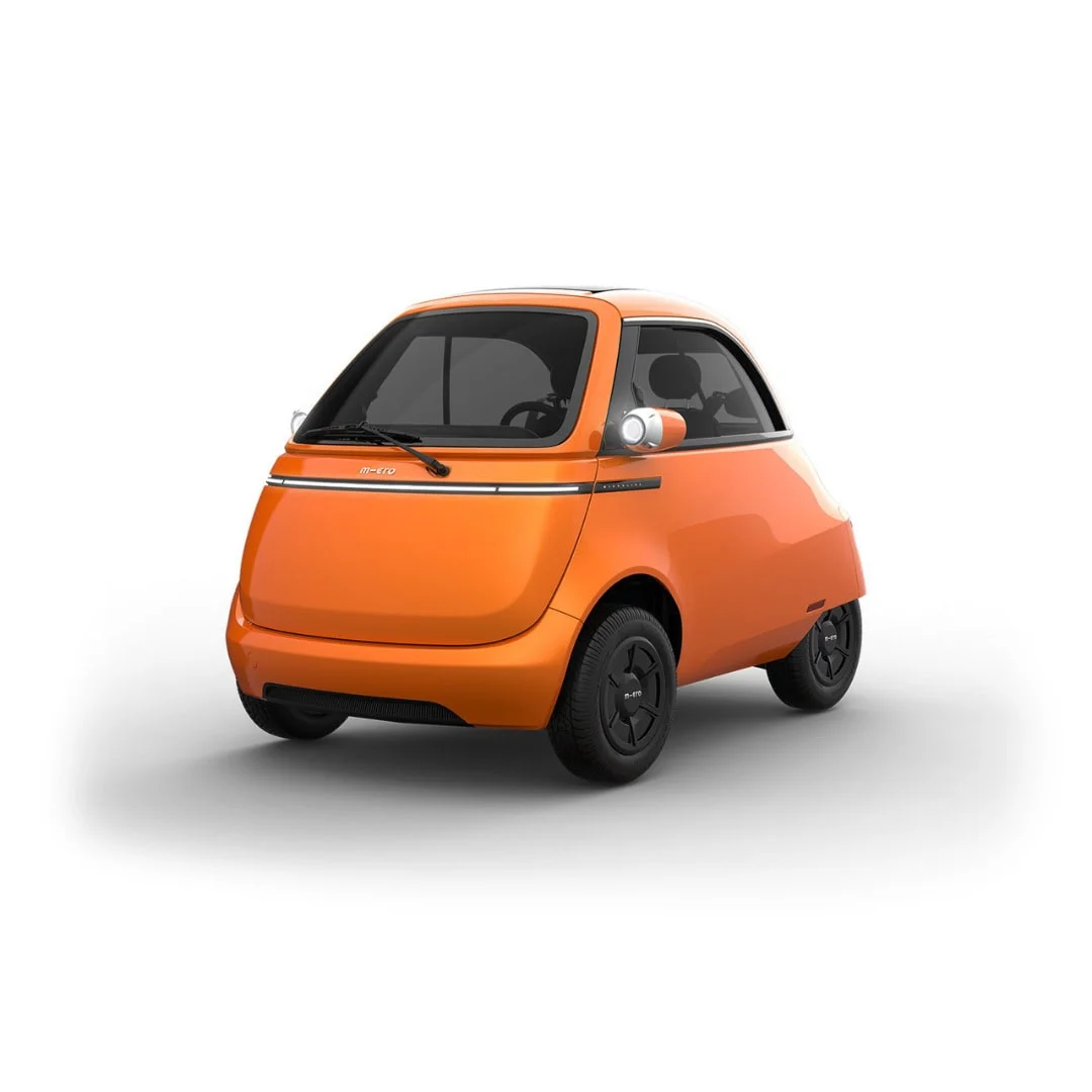 MICROLINO L7 90 km/h orange occasion 2023 4 490 km – voiture électrique permis B1 – vue de trois quarts avant en studio
