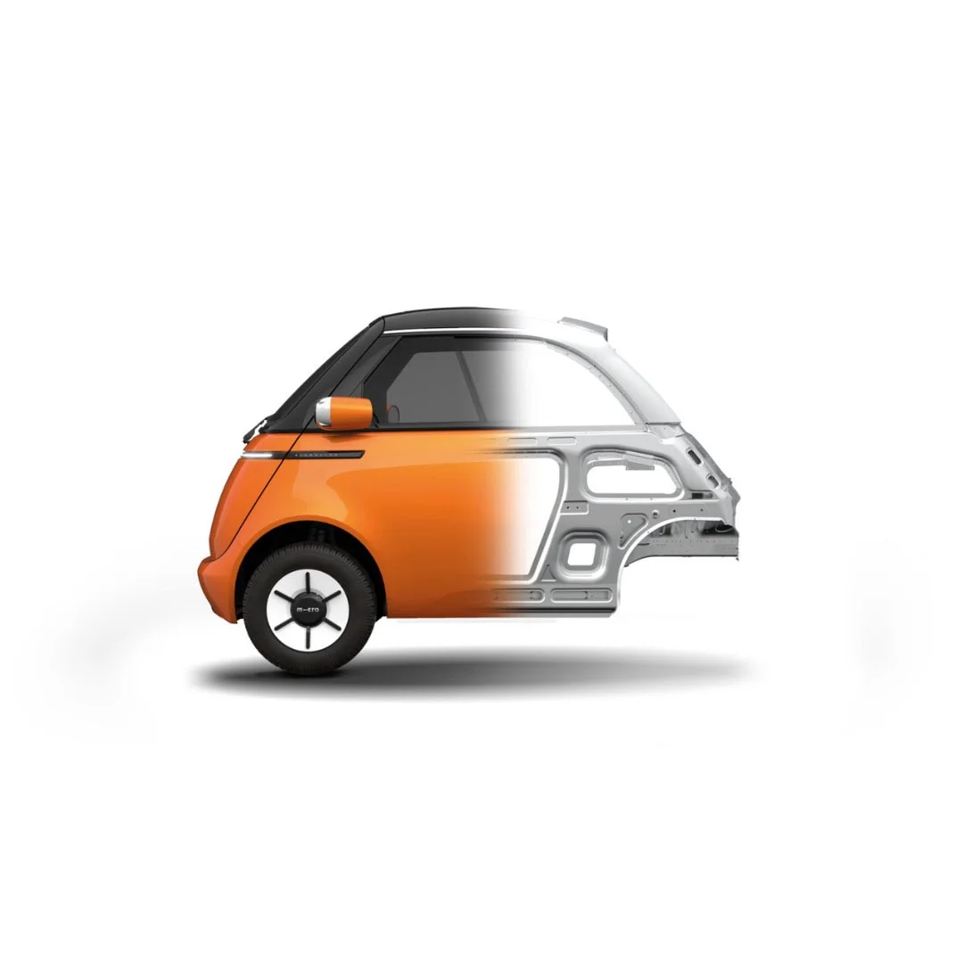MICROLINO L7 90 km/h orange occasion 2023 4 490 km – voiture électrique permis B1 – vue de trois quarts arrière en studio