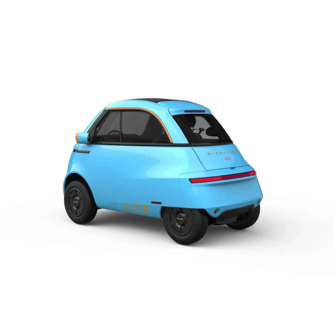 MICROLINO Lite bleue – voiture électrique sans permis – vue de trois quarts arrière