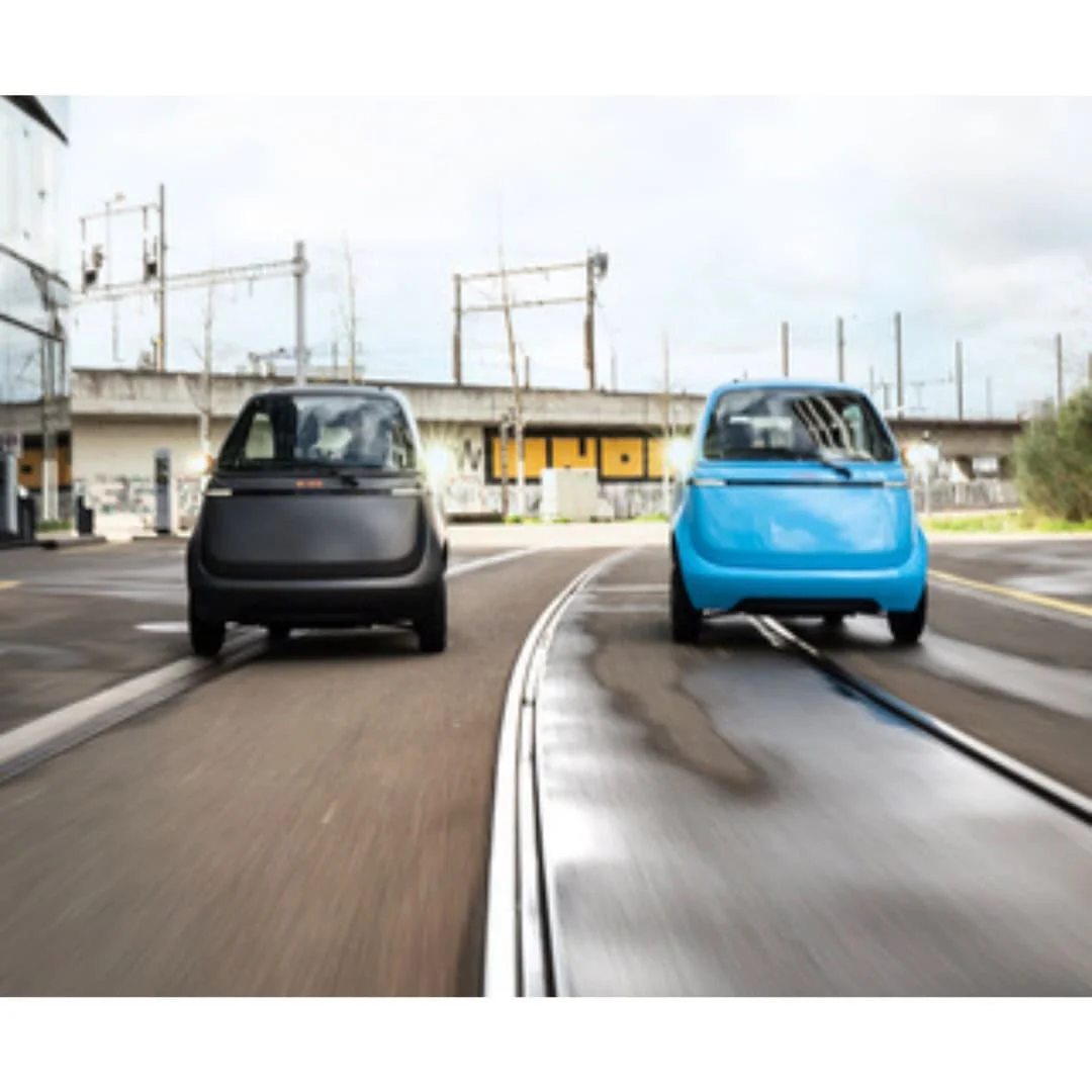 MICROLINO Lite bleue – voiture électrique sans permis – sur route, vue arrière