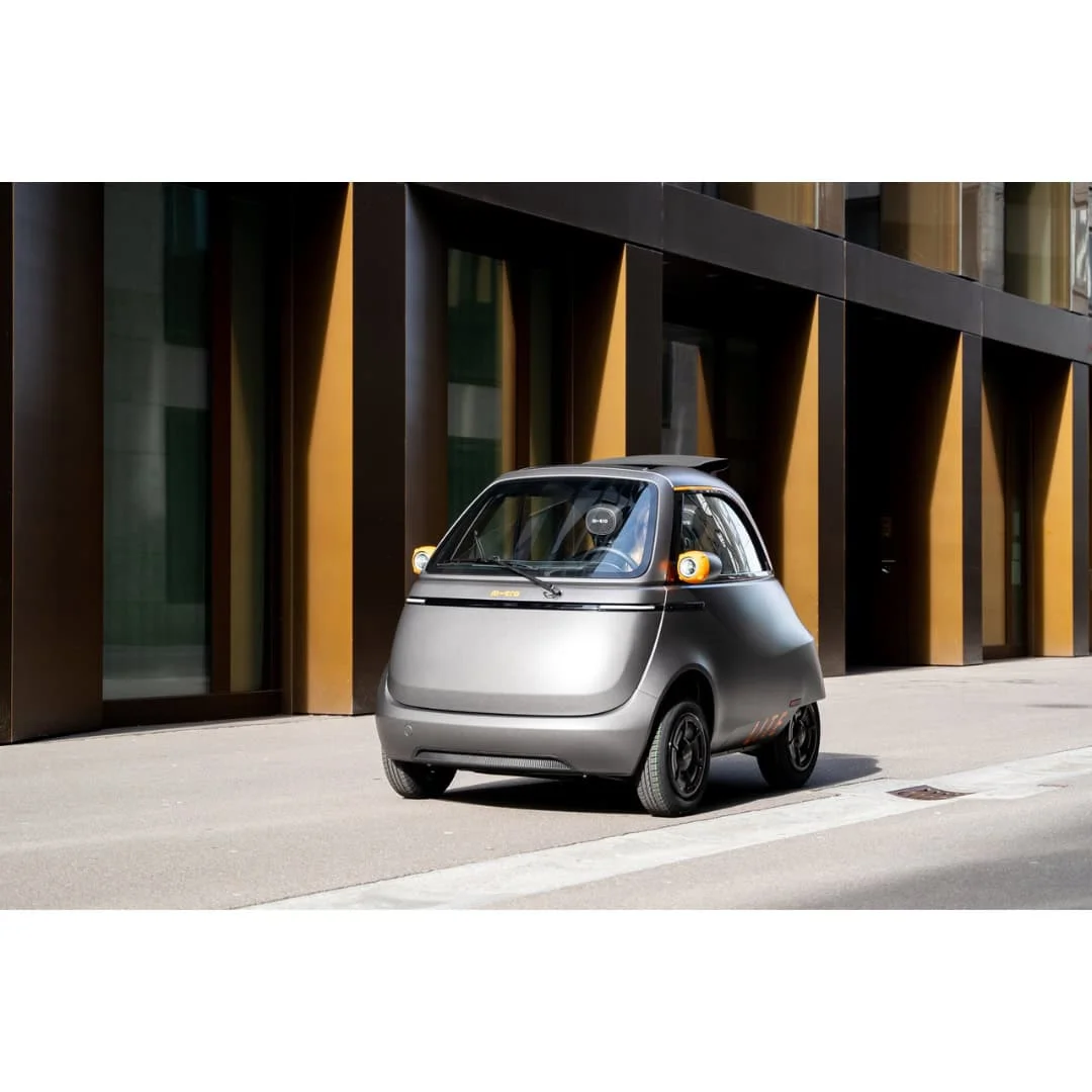 Location MICROLINO Lite 3 mois – voiture électrique sans permis – en ville, vue de trois quarts avant