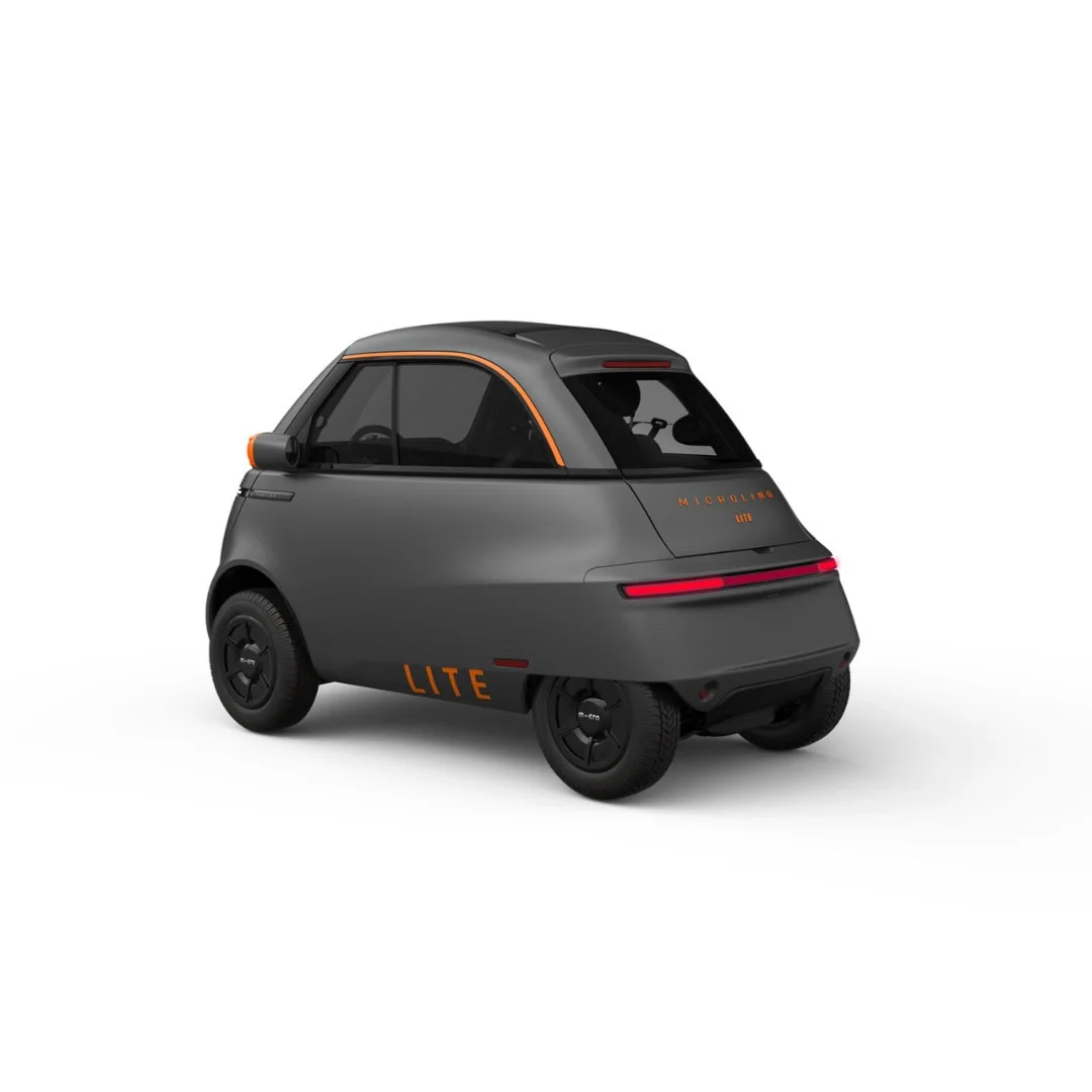 Location MICROLINO Lite 3 mois – voiture électrique sans permis – vue de trois quarts arrière, noire