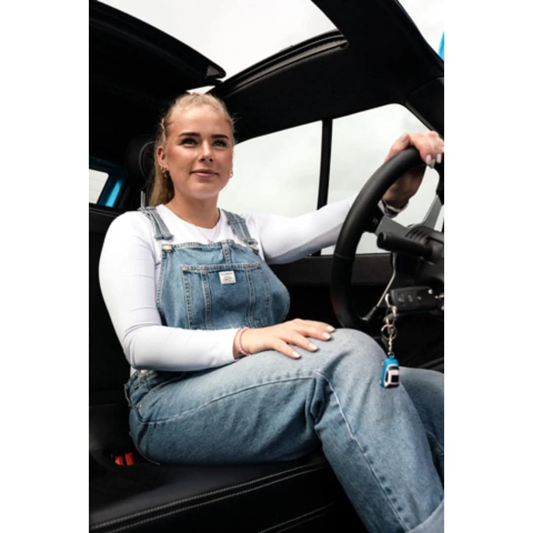 Location MICROLINO Lite 3 mois – voiture électrique sans permis – conductrice à bord, porte ouverte