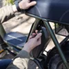 NIU BQi Utility 200 – vélo cargo électrique utilitaire – manipulation de la batterie