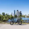 NIU BQi Utility 200 – vélo cargo électrique utilitaire – au bord de l'eau en ville