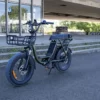 NIU BQi Utility 200 – vélo cargo électrique utilitaire – cycliste avec caisse avant en ville